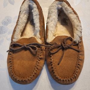UGG DAKOTA MOCCASIN SLIPPERS SIZE 4